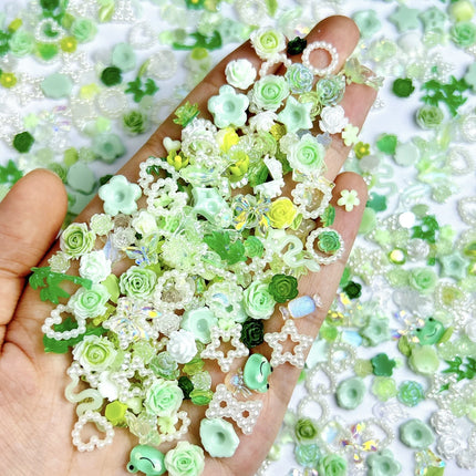100Pcs/Bag Cute Bow Flower Star Heart Nail Charms Randomly Mixed Sweet Hollow Pearl Heart Nail Art Decorations Accessories