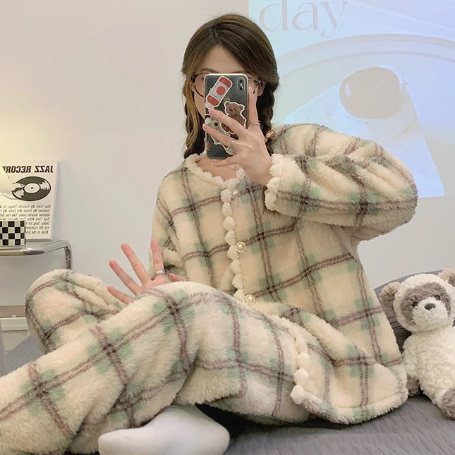 2025 Neuer Flanell-Plaid-Schlafanzug Damen Winter Rüschen Pyjamahose Warmes 2-teiliges flauschiges Knopf-Nachtwäsche-Set für Zuhause