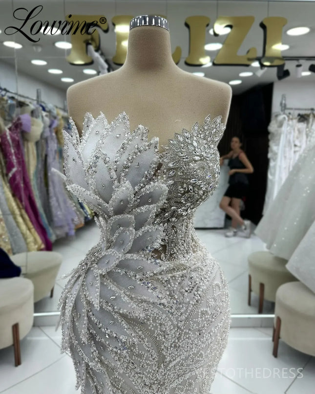 Wunderschönes elfenbeinweißes arabisches Abendkleid mit maßgeschneiderten glitzernden Kristallen, 3D-Blättern, Meerjungfrauen-Hochzeits-, Verlobungs- und Partykleidern