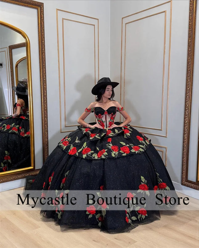 Schwarzes mexikanisches rotes Rosen-Stickerei-Quinceañera-Kleid Ballkleid 2026 Off-Shoulder Süßes 15 16 Kleid Geburtstagskleid Maßgeschneidert