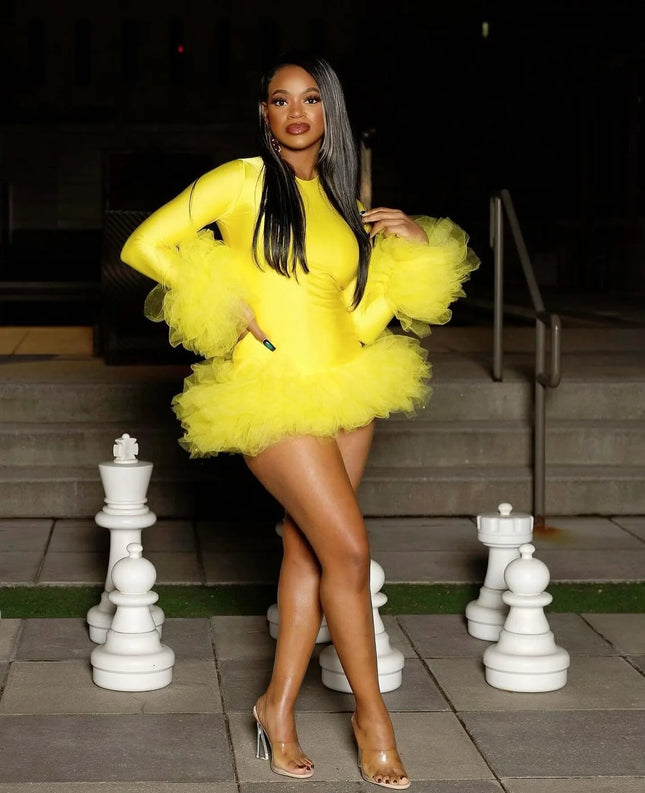 Leuchtend gelbes, hochelastisches Satin-Damenkleid mit Rüschen und Details – afrikanisches Damen-Mini-Maxikleid für Partys