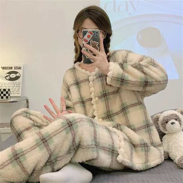 2025 Neuer Flanell-Plaid-Schlafanzug Damen Winter Rüschen Pyjamahose Warmes 2-teiliges flauschiges Knopf-Nachtwäsche-Set für Zuhause