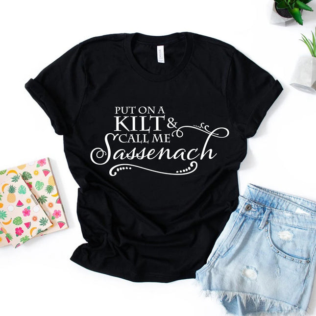 Put on A Kilt and Call Me Sassenach Shirt Outlander Buchreihe T-Shirt Jamie Fraser Claire Fraser Ridge Clan Tee Geschenk für Sie