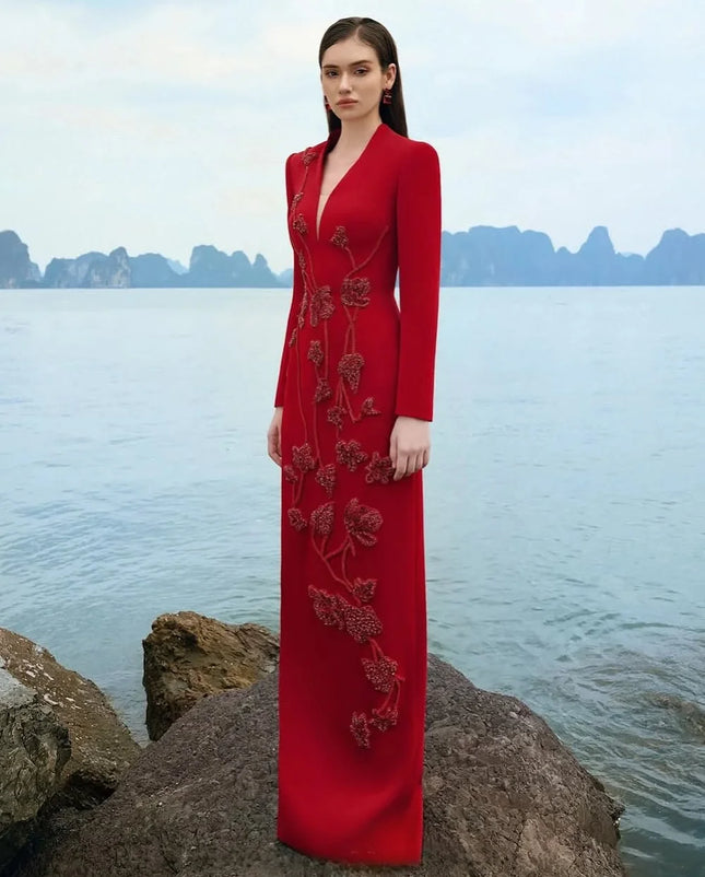 Maßgeschneidertes rotes V-Ausschnitt Ballkleid mit 3D-Blumenverziertem Oberteil, langen Ärmeln, Maxirock mit Schleppe, formelles Abendpartykleid