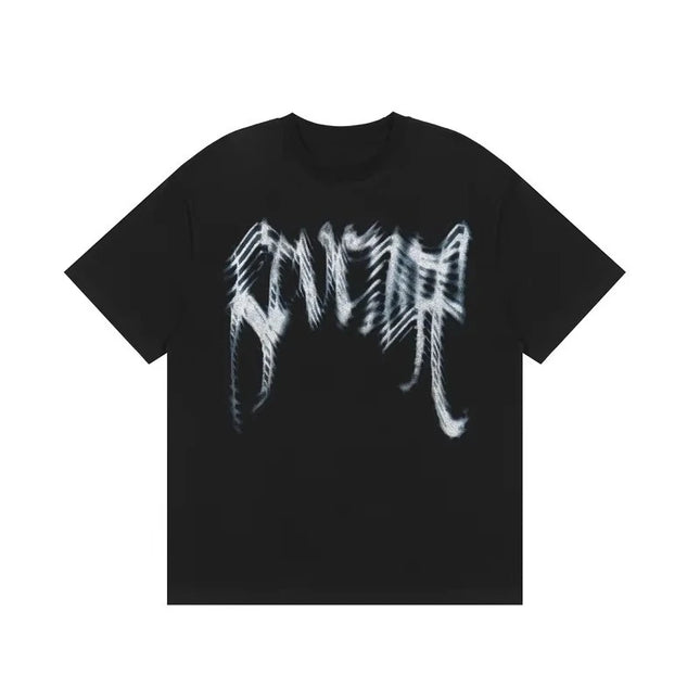 Camiseta de cuello redondo con efecto metal 2D de fuente gótica, camiseta gráfica, ropa de calle negra, estampados de letras atrevidas para hombres y mujeres, ropa casual de hombre