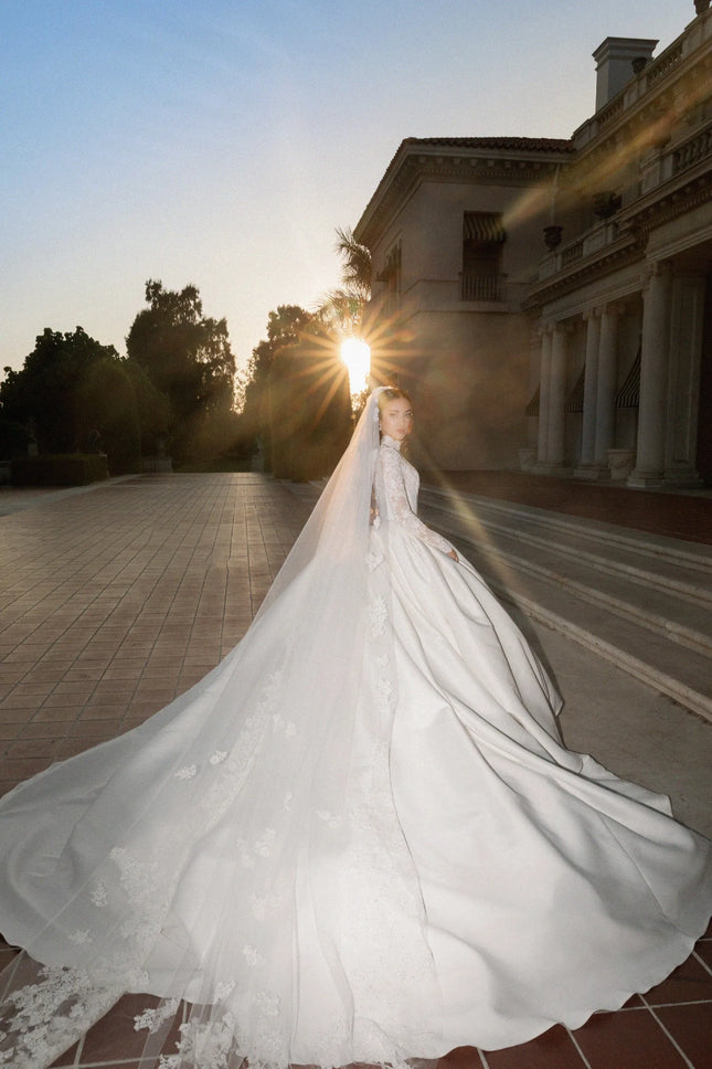 Maßgeschneidertes Palace Retro Stil Satin Hochzeitskleid mit hohem Kragen, langen Ärmeln, Spitzenrock und großem Rock Vestido De Novia