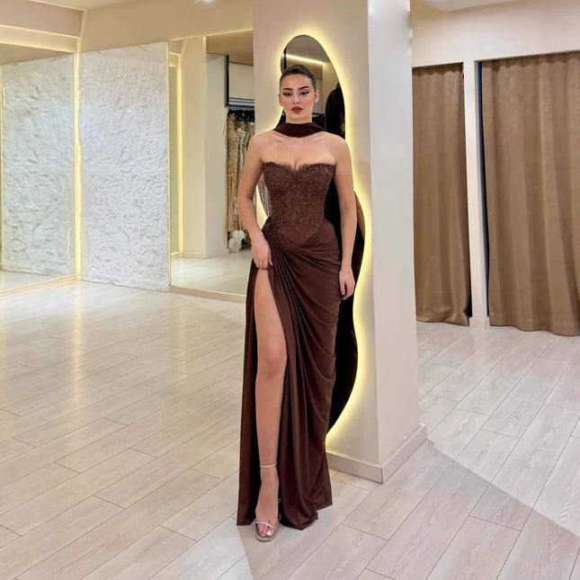 Serene Hill 2026 Braunes Spitzen-Meerjungfrauen-Abendkleid mit Perlen, hohem Schlitz und Schal-Cape für Damen Partykleid LA73672 Maßanfertigung