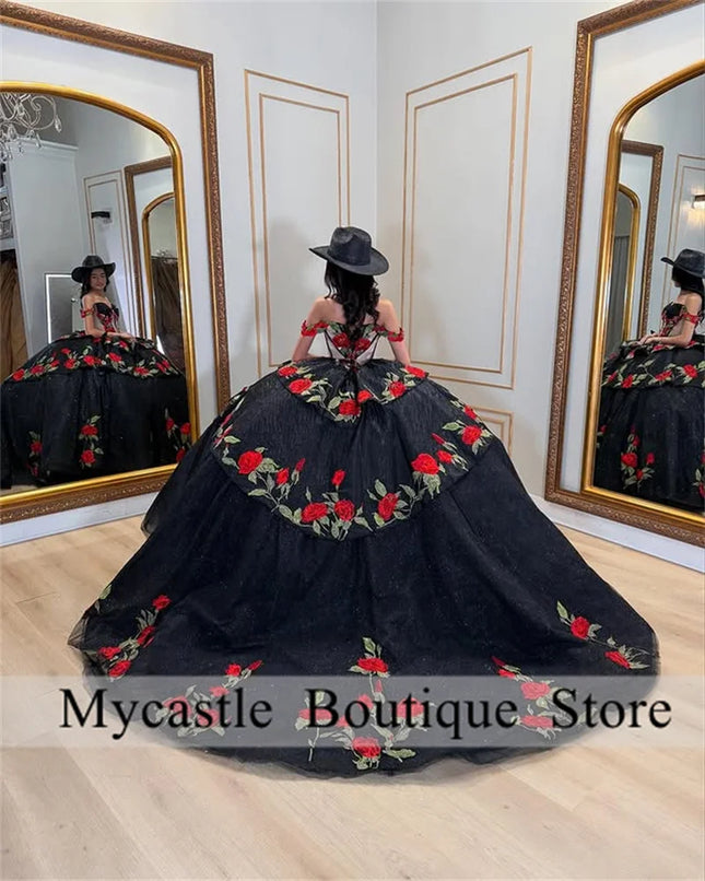 Schwarzes mexikanisches rotes Rosen-Stickerei-Quinceañera-Kleid Ballkleid 2026 Off-Shoulder Süßes 15 16 Kleid Geburtstagskleid Maßgeschneidert